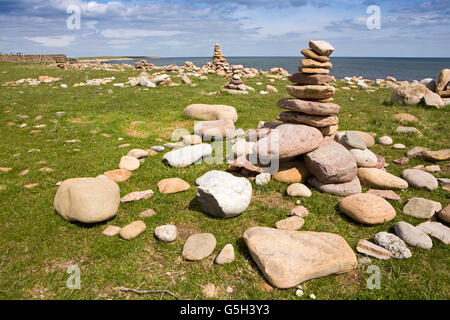 Royaume-uni, Angleterre Northumberland, Holy Island, Lindisfarne Castle Point, plage de cailloux de cairns Banque D'Images