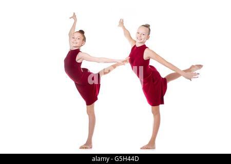 Groupe de deux beautiful happy smiling young fit athlète gymnaste teen in dancer robes rouges de l'exercice, danse, posing Banque D'Images