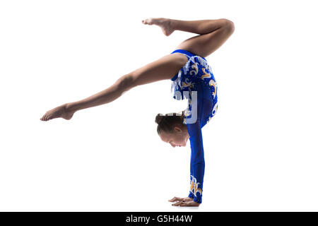 Bel athlète gymnaste adolescente portant des justaucorps bleu danseur hors travail, danser, faire de l'exercice à l'ATR, backbend Banque D'Images