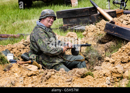 Un soldat allemand avec une mitrailleuse à un reenactment militaire. Banque D'Images