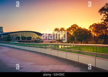 Adelaide, Australie - janvier 18, 2015 : pont sur pied des rives de la rivière Torrens à Adélaïde City Business District au coucher du soleil, Banque D'Images