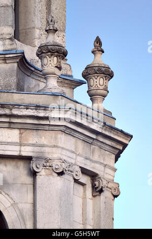 St Clement Danes church, dans le Strand, London ; urnes flamboyant sur la tour Banque D'Images