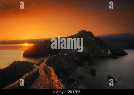 San juan de Gaztelugatxe au coucher du soleil Banque D'Images