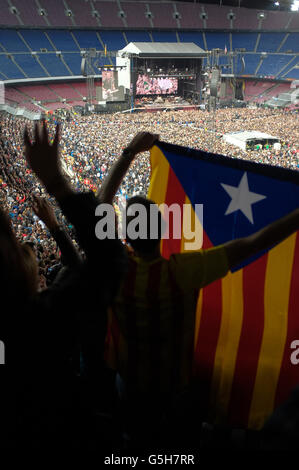 Un fan de Bruce Springsteen l'ESTELADA Drapeau, vagues de drapeau national de la Catalogne à la Bruce Springsteen concert au camp nou Banque D'Images