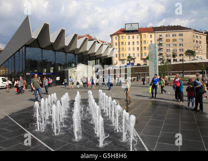 Hongrie Budapest Széll Kálmán Square métro fontaine personnes Banque D'Images