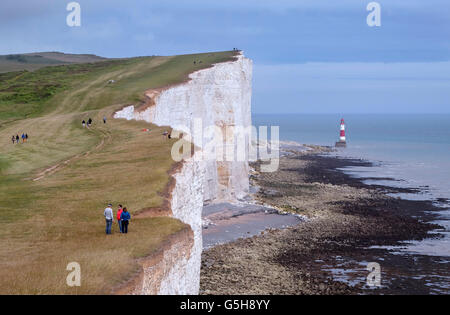 Les gens sur le South Downs Way sentier près de Beachy Head. Eastbourne, Sussex, Angleterre. Banque D'Images