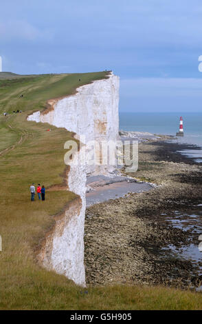 Les gens sur le South Downs Way sentier près de Beachy Head. Eastbourne, Sussex, Angleterre. Banque D'Images