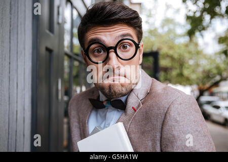 Close-up portrait of a funny man nerd portant des lunettes à l'extérieur Banque D'Images