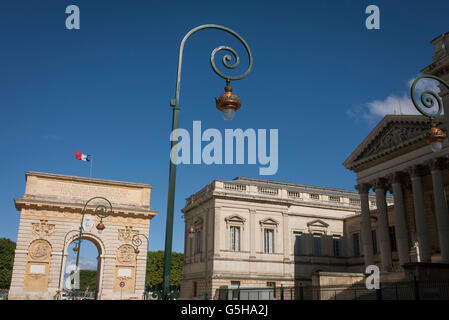 Arc de Triomphe d'art roman et le Palais de Justice et rétro éclairage des rues à Montpellier, sud de la France. Banque D'Images