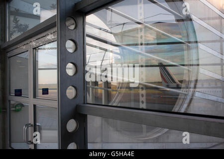 Lignes et cercles et Airbus Air France vu à travers la plaque arrière en verre de terminal des départs de l'aéroport de Montpellier, France. Banque D'Images