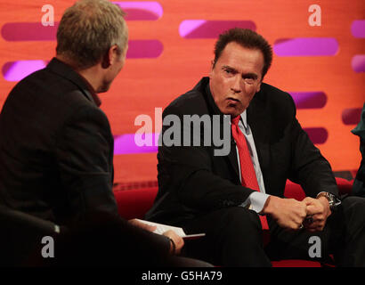 Hôte Graham Norton (à gauche) avec l'invité Arnold Schwarzenegger pendant le tournage du Graham Norton Show (TX: 22.35 vendredi 19 octobre, BBC One), aux London Studios dans le sud de Londres. Banque D'Images