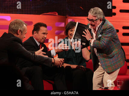 Hôte Graham Norton (à gauche) avec les invités (de gauche à droite) Arnold Schwarzenegger, Miranda Hart et Ronnie Corbett pendant le tournage du Graham Norton Show (TX : 22.35 vendredi 19 octobre, BBC One), aux London Studios dans le sud de Londres. Banque D'Images