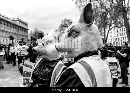 Les manifestants à Whitehall portant des masques appel à la démission du Premier Ministre David Cameron, London, UK Banque D'Images