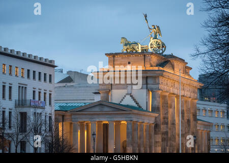 Porte de Brandebourg ou Tor, 18e siècle monument néo-classique à Berlin, Allemagne Banque D'Images
