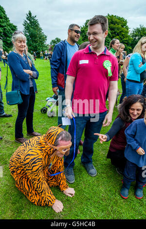 Un homme habillé en costume de tigre prend part à une exposition canine, Kingston Fête du Village, Lewes, dans le Sussex, UK Banque D'Images