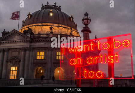 Signe de l'Art moderne à l'extérieur du Musée de Bode, Berlin, Allemagne Banque D'Images