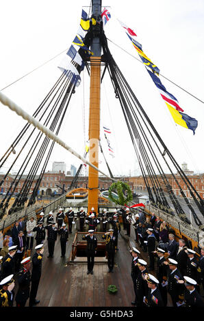 Le second Sea Lord, le vice-amiral David Steel, (à droite du centre) salue après avoir posé une couronne sur place à bord du HMS Victory à Portsmouth Historic Dockyard, Hampshire, où l'amiral Lord Nelson a été abattu et est tombé à la bataille de Trafalgar ce jour en 1805, Marquant la victoire sur la marine de Napoléon en 1805 ainsi que la mort de Nelson. Banque D'Images