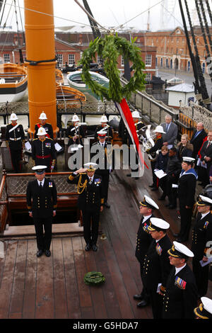 Le second Sea Lord, le vice-amiral David Steel, salue après avoir posé une couronne sur place à bord du HMS Victory, dans le chantier naval historique de Portsmouth, dans le Hampshire, où l'amiral Lord Nelson a été tiré et est tombé à la bataille de Trafalgar ce jour en 1805, Marquant la victoire sur la marine de Napoléon en 1805 ainsi que la mort de Nelson. Banque D'Images