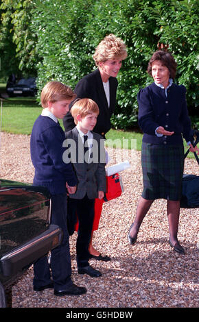 Le PRINCE HARRY À L'ÉCOLE LUDGROVE Banque D'Images