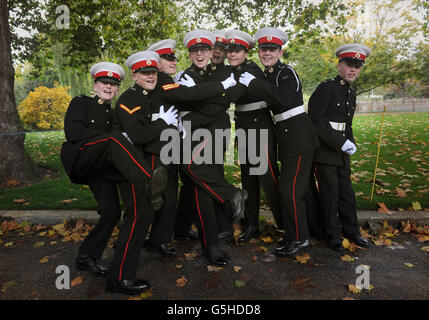 Cadets de la marine de Yankee Company Royal Marine Cadets, dans la région du Nord, avant de prendre part à une parade de la journée de Trafalgar, de Horse Guards Parade Trafalgar Square à Londres. Banque D'Images