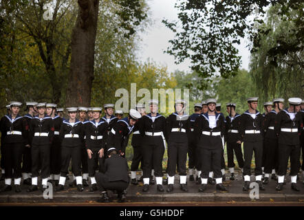 Les cadets de la Marine se préparent à participer à une parade de la journée de Trafalgar, de la parade des gardes à cheval à Trafalgar Square à Londres. Banque D'Images