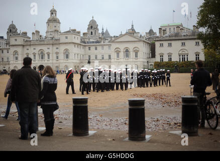 Les cadets de la Marine se rassemblent sur la parade des gardes à cheval avant de prendre part à une parade de la journée de Trafalgar, de la parade des gardes à cheval à Trafalgar Square à Londres. Banque D'Images