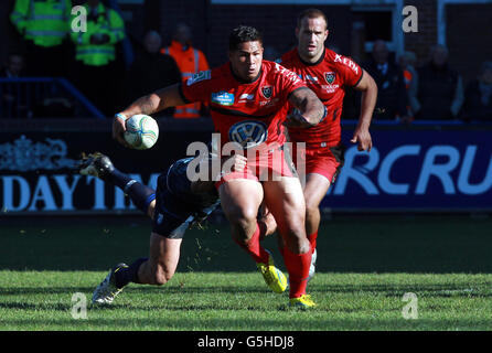 Le David Smith de Toulon est attaqué par Jamie Roberts de Cardiff Blues lors du match de la coupe Heineken au Cardiff Arms Park, à Cardiff. Banque D'Images