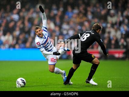 Adel Taarabt (à gauche) des Queens Park Rangers va au sol après un défi de Phil Neville d'Everton Banque D'Images