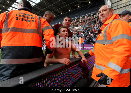 Football - Barclays Premier League - West Bromwich Albion / Manchester City - The Hawthorns.Edin Dzeko (au centre) de Manchester City est entouré de stewards pendant qu'il célèbre le deuxième but de son côté du match Banque D'Images