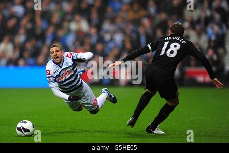 Soccer - Barclays Premier League - Queens Park Rangers v Everton - Loftus Road.Adel Taarabt (à gauche) des Rangers du Queens Park va au sol après un défi de Phil Neville d'Everton Banque D'Images