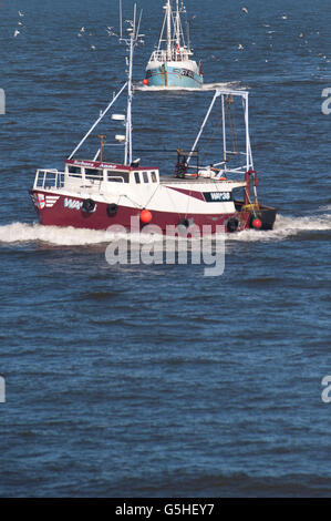 Trawler entrant dans le fleuve Tyne Banque D'Images