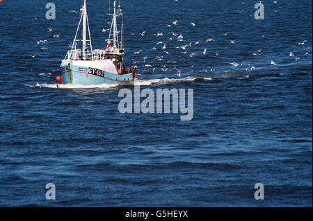 Trawler entrant dans le fleuve Tyne Banque D'Images