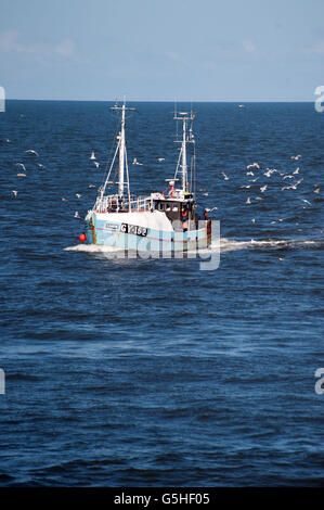 Trawler entrant dans le fleuve Tyne Banque D'Images