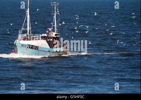 Trawler entrant dans le fleuve Tyne Banque D'Images