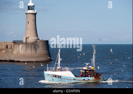 Trawler entrant dans le fleuve Tyne Banque D'Images