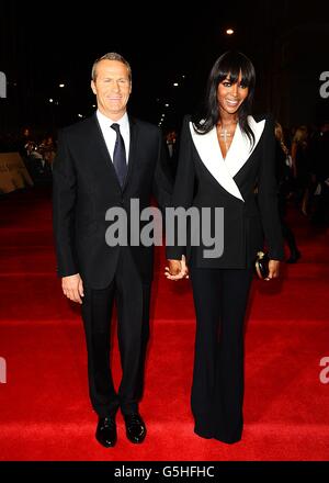 Naomi Campbell et Vladislav Doronin arrivent pour la première mondiale de Skyfall au Royal Albert Hall, Londres Banque D'Images