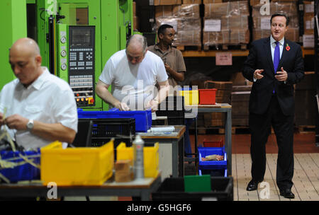 Le Premier ministre David Cameron rencontre aujourd'hui son personnel lors d'une visite à Panorama Antennas à Wandsworth, dans le sud-ouest de Londres. Banque D'Images