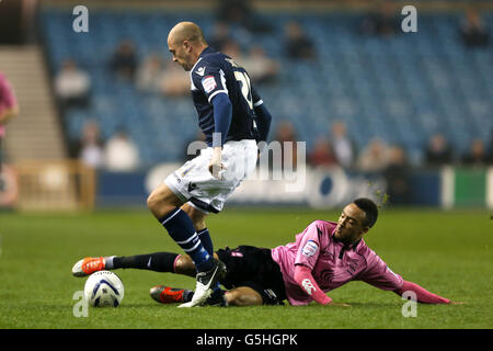 Nathan Redmond (étage) de Birmingham City et Jack Smith de Millwall combattent pour le ballon Banque D'Images