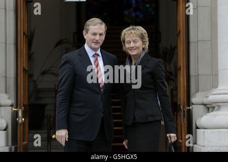 Taoiseach Enda Kenny salue la présidente suisse Eveline Widmer-Schlumpf (à droite) des bâtiments gouvernementaux de Dublin. Banque D'Images