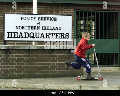 Un jeune garçon joue sur un scooter devant le nouveau panneau au siège de la police à Belfast. Le Royal Ulster Constabulary nommé a changé à minuit et est devenu le Service de police d'Irlande du Nord (PSNI), les nouvelles recrues ont commencé la formation sur un ratio de 50/50. * ... des communautés protestantes et catholiques. Banque D'Images