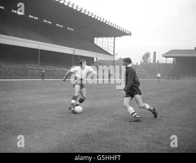 John Connelly, 21 ans, de Burnley, s'entraîne avec Billy McCulloch, d'Arsenal, alors que les membres de l'équipe d'Angleterre se préparent pour un match contre la Suède lors d'une séance d'entraînement à Highbury, à Londres. Banque D'Images