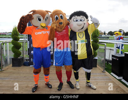 Gagnants de la course de mascotte de la Ligue de football, en soutien de prostate cancer UK. Vainqueur du York City FC Yorkie le Lion (au centre), 2e place de Billy Brewer du Burton Albion FC (à droite) et 3e place de Chaddy Owl du Athletic AFC (à gauche) Banque D'Images