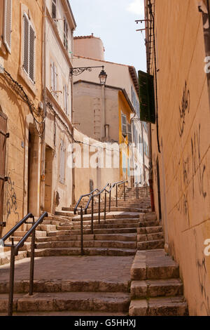 Une étroite rue piétonne vide à Marseille, France Banque D'Images