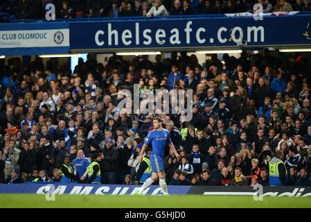 Branislav Ivanovic, de Chelsea, se promène sur le terrain après avoir été abattu Envoyé pour une faute sur Ashley Young de Manchester United Banque D'Images