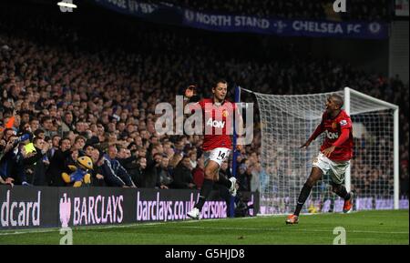 Football - Barclays Premier League - Chelsea / Manchester United - Stamford Bridge.Javier Hernandez, de Manchester United, célèbre le troisième but de son équipe Banque D'Images