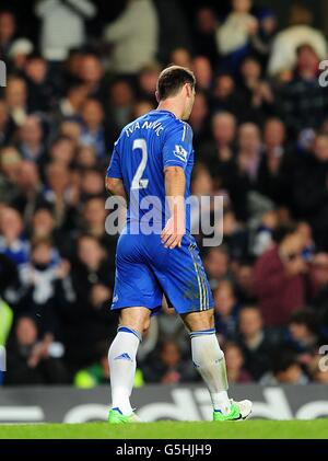 Branislav Ivanovic de Chelsea se promène sur le terrain après avoir été envoyé Banque D'Images