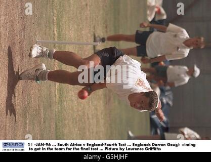 01 -JAN-96 ... Afrique du Sud / Angleterre-Cinquième Test ... Englands Darren Gough visant à obtenir dans l'équipe pour le test final ... Photo de Laurence Griffiths Banque D'Images