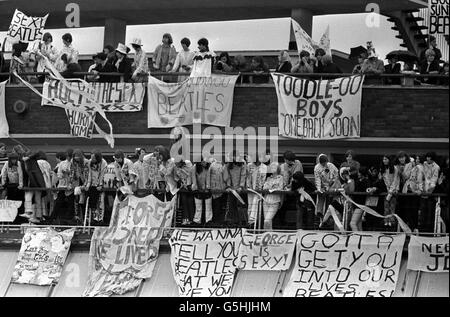 Fans des Beatles à l'aéroport de Londres Banque D'Images