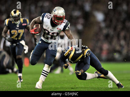 Les Patriots de la Nouvelle-Angleterre Stevan Ridley déjouent le Janoris Jenkins de St Louis Rams lors du match de la NFL International Series au stade Wembley, à Londres. Banque D'Images