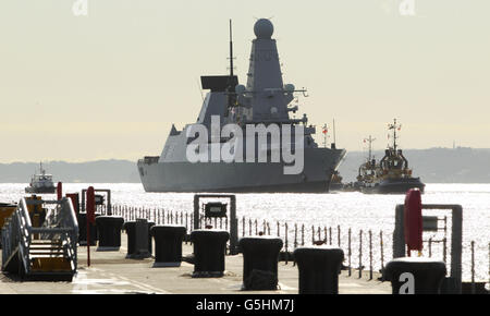 Le destroyer de type 45 HMS Dauntless retourne à Portsmouth après son déploiement inaugural. Banque D'Images